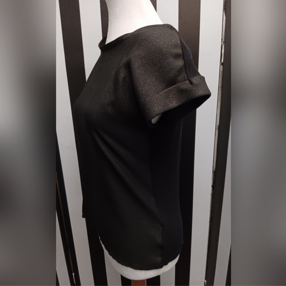 Black tee with gold threading - Picture 5 of 6